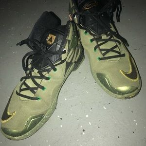 NIKE LEBRON XIII